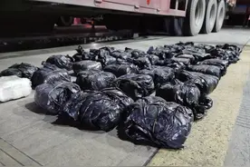 香蕉货车里藏毒品，一个细节出卖了他们图片