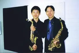 还记得《东北一家人》的军军吗？他现在是一名萨克斯演奏家？图片