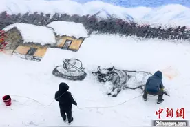 来自雪地的心愿卡请签收：绘画者雪地作画《瑞雪兆丰年》图片