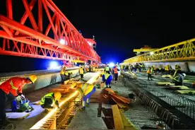 河惠莞高速京九铁路跨线桥贯通图片