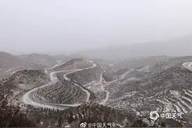 北京河北交界处部分山区现飞雪图片