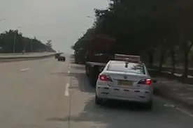 重庆一大姐科三考试被大货车挡路，坚持4小时等司机挪车，考官崩溃求放弃视频封面