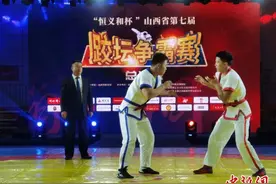 山西各路“跤手”角逐第七届跤坛争霸赛图片