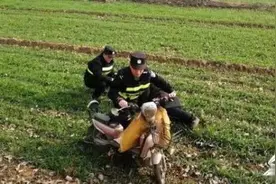暖！精神异常男子骑电动车摔进麦地，幸亏遇到热心民警……图片