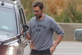 “狼叔”休·杰克曼胡子拉碴出街 手拿咖啡休闲惬意图片