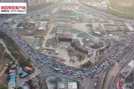 堵堵堵！南宁邕宾立交二期围挡施工，早高峰堵了一个多小时图片