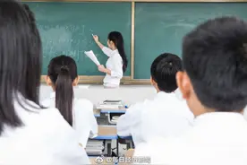 《中国教师发展报告2019》发布：教师月平均工资4324.61元图片