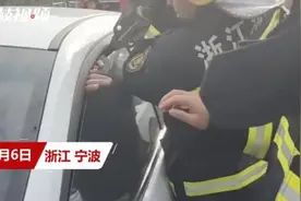 浙江宁波：司机行车时扔垃圾手指被卡车窗图片