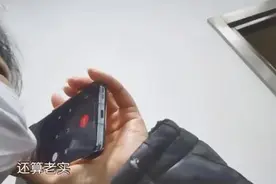 保洁捡到一克拉钻戒上交反被罚款 500，公司：上交太慢，本来罚1000图片