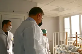 俄罗斯一游泳池氯超标250倍致30人中毒 其中21名儿童视频封面