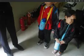 一年级男孩怕爸妈吵架自己送妹妹上学，结果迷路了图片