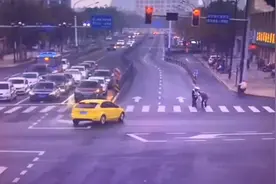 「视频」斑马线上，老人拄着拐杖蹒跚行走，宜兴辅警上前弯腰、蹲下、背起……图片