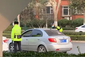 “限行”首个早高峰，经十路顺河高架桥下外地车被拦截图片