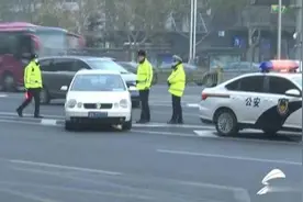 济南限行第一天记者驾车体验 外地牌照车辆较少 交警路口劝导图片