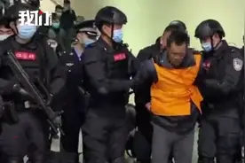 A级逃犯张承禹被押解画面曝光：身穿橙黄色马甲，双脚戴脚镣图片