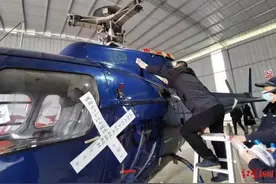 一架直升机被吊装上货车拉走了……原来是成渝法院联手执行扣押图片