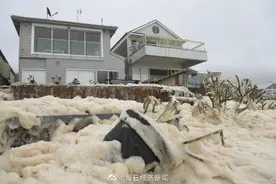 澳大利亚海滩现大量泡沫图片