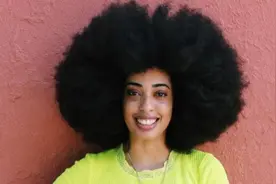 美国女子拥有世界最大“爆炸头”破吉尼斯纪录图片