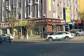 东北冬天的路面有多滑？长春一汽车“意外漂移”，后方车主：大哥你玩儿呢？视频封面