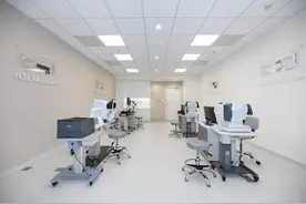 一觉醒来眼睛看不清了，刚退休的她急哭：还没开始享受生活，怎么就......图片