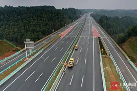 组图丨成宜高速将于年底通车 设计时速120公里图片