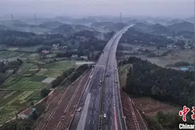 四川成宜高速全线建成 将于年底通车图片