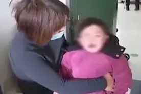 2岁女童面瘫右眼歪斜，医生诊断为吹风受寒导致