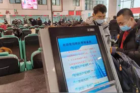 “京牌”新政倒计时，有的车主坐不住了，连夜排队等待完成过户图片