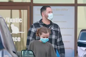 迷你版朱莉！12岁薇薇安一头金发颜值高腿长瞩目图片