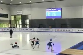 太燃了！8岁女孩短道速滑起步摔跤却得冠军视频封面