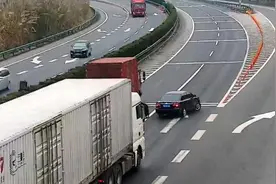小车司机在高速上倒车占据快慢两车道，逼停半挂货车视频封面