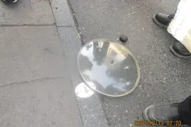 吓人！杭州女子走在小区里，突然被天上掉下的大锅盖砸中头...图片