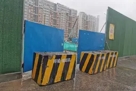 拒不整改！佛山一工地被实施石墩封堵图片