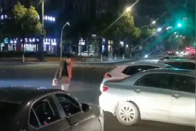 21秒“客串”瞬间 路口指挥交通的大爷 你被消防员点赞了图片