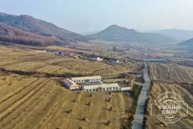 学校只有一个老师一个学生，上课前先烧炉子，老师头发花白：在这倾注了30年心血图片