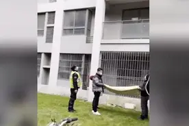 上海3岁男童悬空挂在晾衣架，消防员化险为夷视频封面