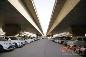 西安二环桥下停车场传闻要拆车主很慌 官方：进行提升改造图片