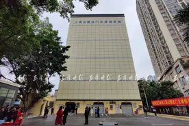 180个泊位！玉林人民公园北门立体停车楼投用，2小时内5元图片