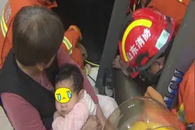 67秒丨揪心！济南2岁女童跑步机上玩耍 不慎摔倒左腿被卡住图片