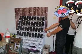 自贡警方抓获一倒卖银行卡犯罪团伙 嫌疑人家中挂“生死有命富贵在天”书法图片