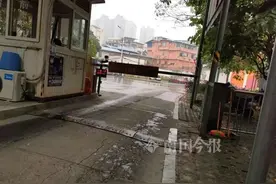 已缴车位租金还要交停车费？柳州业主开车出小区遭保安推搡图片