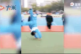 体育老师秀武术，没想到被小学生KO图片