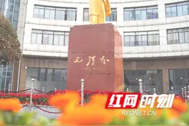 毛主席金像下，我们同缅怀图片