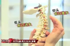 平躺也会导致颈椎病！床上这一物，朝夕相伴，最伤颈椎，千万小心图片