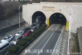 G4211宁芜高速马芜段一危化品车侧翻 马鞍山南、北入口封闭图片