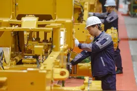 遂宁：成工重工迁移后 首台产品下线图片