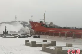一货轮因恶劣天气在烟台搁浅 8名船员全部获救图片