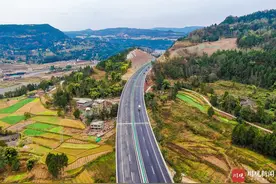 航拍图来了！巴万高速主线基本完工，冲刺年底通车图片