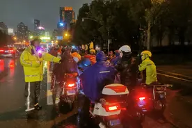 寒潮带着风雨侵袭申城，黄浦江轮渡停航，晚高峰大量非机动车如何安全过江？图片