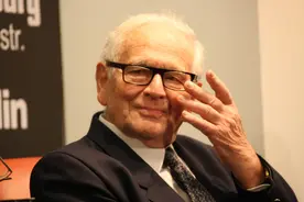 传奇设计师皮尔·卡丹去世，曾在北京工人体育场举办时装表演图片